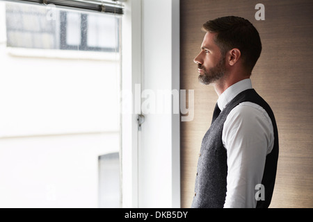 Porträt der Geschäftsmann aus Fenster Stockfoto