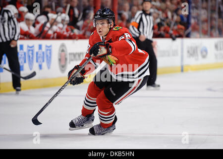 Sep 28, 2011 - Chicago, Illinois, USA - Chicago rechten Flügel Ben Smith (28) jagt den Puck in den NHL-Vorsaison-Spiel zwischen den Chicago Blackhawks und den Detroit Red Wings im United Center in Chicago, IL. Die Blackhawks besiegt die Red Wings 4-3. (Kredit-Bild: © John Rowland/Southcreek Global/ZUMAPRESS.com) Stockfoto