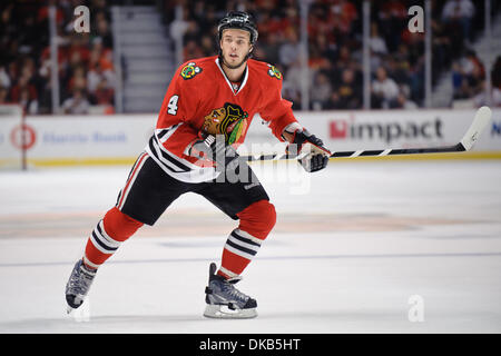 Sep 28, 2011 - Chicago, Illinois, USA - Chicago Verteidiger Niklas Hjalmarsson (4) während des NHL-Vorsaison-Spiels zwischen den Chicago Blackhawks und den Detroit Red Wings im United Center in Chicago, IL. Die Blackhawks besiegt die Red Wings 4-3. (Kredit-Bild: © John Rowland/Southcreek Global/ZUMAPRESS.com) Stockfoto