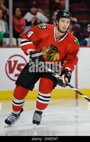 Sep 28, 2011 - Chicago, Illinois, USA - Chicago Verteidiger Niklas Hjalmarsson (4) während des NHL-Vorsaison-Spiels zwischen den Chicago Blackhawks und den Detroit Red Wings im United Center in Chicago, IL. Die Blackhawks besiegt die Red Wings 4-3. (Kredit-Bild: © John Rowland/Southcreek Global/ZUMAPRESS.com) Stockfoto