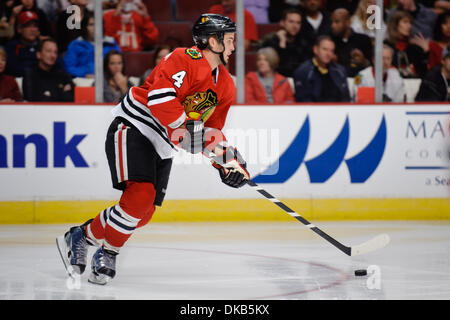 Sep 28, 2011 - Chicago, Illinois, USA - Chicago Verteidiger Niklas Hjalmarsson (4) während des NHL-Vorsaison-Spiels zwischen den Chicago Blackhawks und den Detroit Red Wings im United Center in Chicago, IL. Die Blackhawks besiegt die Red Wings 4-3. (Kredit-Bild: © John Rowland/Southcreek Global/ZUMAPRESS.com) Stockfoto
