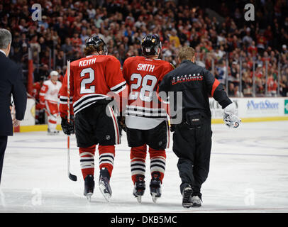 Sep 28, 2011 - Chicago, Illinois, USA - Chicago rechten Flügel Ben Smith (28) ist neben dem Eis von Duncan Keith und Blackhawks medizinischem Personal geholfen, nach Wiederherstellung des Bewusstseins. Die Blackhawks besiegt die Red Wings 4-3 im United Center in Chicago, IL. (Kredit-Bild: © John Rowland/Southcreek Global/ZUMAPRESS.com) Stockfoto