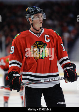 Sep 28, 2011 - Chicago, Illinois, USA - Chicago center Jonathan Toews (19) während die NHL-Vorsaison-Spiel zwischen den Chicago Blackhawks und den Detroit Red Wings im United Center in Chicago, IL. Die Blackhawks besiegt die Red Wings 4-3. (Kredit-Bild: © John Rowland/Southcreek Global/ZUMAPRESS.com) Stockfoto