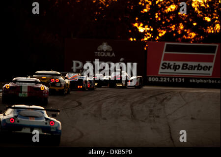 29. September 2011 statt - Atlanta, GA, USA - Autos setzen Sie in Runden, wenn die Sonne während der Nacht Praxis für den 14. jährlichen Petit Le Mans untergeht in Road Atlanta in Braselton, GA, USA. (Bild Kredit: Jamey Price/Eclipse/ZUMAPRESS.com ©) Stockfoto