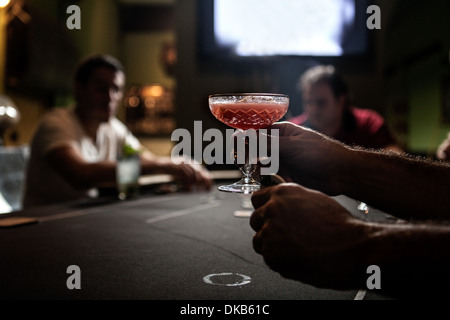 Mitte Erwachsene Männer mit dem Pokern und Cocktails trinken Stockfoto