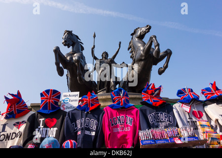 Anzeige von ich liebe London Souvenir T-shirts und Sweat-Shirts unter Statue der Königin Boadicea auf Wagen, London, UK Stockfoto