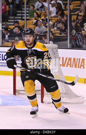 29. September 2011 - Boston, Massachusetts, USA - Boston Bruins links Flügel Daniel Paille (20) Schlittschuhe vor das Ziel während des Spiels gegen die Boston Bruins im TD Garden in Boston, Massachusetts. Die Ottawa Senators schlagen die Boston Bruins-2 - 1. (Kredit-Bild: © Mark Box/Southcreek Global/ZUMAPRESS.com) Stockfoto