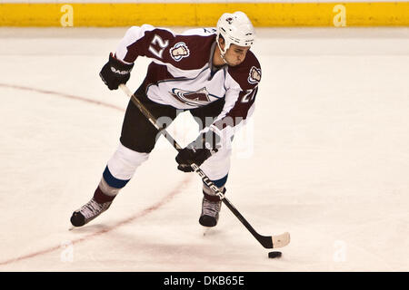 29. September 2011 - Saint Louis, Missouri, USA - Colorado Avalanche Verteidiger Kyle Quincey (27) in Aktion während eines NHL-Vorsaison-Spiels zwischen der Colorado Avalanche und den St. Louis Blues im Scottrade Center in Saint Louis, Missouri. (Kredit-Bild: © Scott Kane/Southcreek Global/ZUMAPRESS.com) Stockfoto