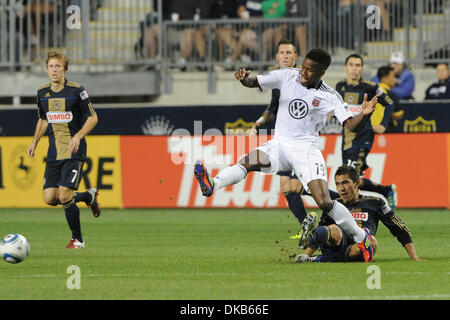 29. September 2011 - Chester, Pennsylvania, USA - D.C. United Mittelfeldspieler Clyde Simms (19) hat den Ball hinweggefegt von Philadelphia Union Mittelfeldspieler/Verteidiger Gabriel Farfan (15). In einem Spiel ist im PPL Park in Chester, Pennsylvania Philadelphia Union gespielt wird die D.C. United 3: 2 besiegt (Credit-Bild: © Mike McAtee/Southcreek Global/ZUMAPRESS.com) Stockfoto