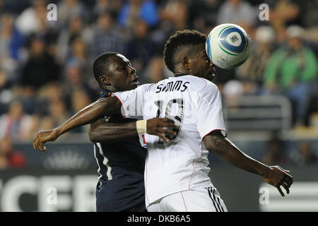 29. September 2011 - Chester, Pennsylvania, USA - Philadelphia Union Mittelfeldspieler Freddy Adu (11) und D.C. United Mittelfeldspieler Clyde Simms (19)-Kampf um den Ball. In einem Spiel ist im PPL Park in Chester, Pennsylvania Philadelphia Union gespielt wird die D.C. United 3: 2 besiegt (Credit-Bild: © Mike McAtee/Southcreek/ZUMAPRESS.com) Stockfoto