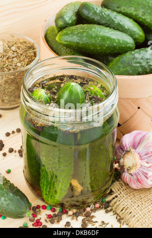Hausgemachte saure Gurken Stockfoto