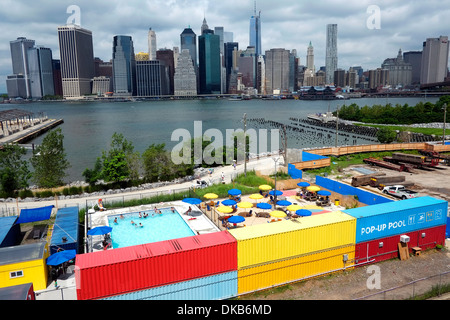 Ein Pop-up-Freibad in Brooklyn Heights, New York mit Blick auf die Skyline von lower Manhattan. Stockfoto