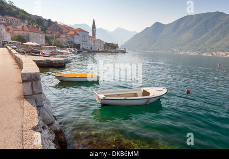 Bucht von Kotor Landschaft mit kleinen Booten. Altstadt Perast, Montenegro Stockfoto