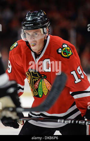 Sep 30, 2011 - Chicago, Illinois, USA - Chicago center Jonathan Toews (19) während die NHL-Vorsaison-Spiel zwischen den Chicago Blackhawks und den Pittsburgh Penguins im United Center in Chicago, IL. Die Pinguine besiegten die Blackhawks 4-2. (Kredit-Bild: © John Rowland/Southcreek/ZUMAPRESS.com) Stockfoto