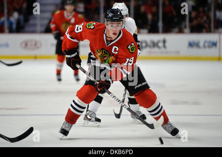 Sep 30, 2011 - Chicago, Illinois, USA - Chicago center Jonathan Toews (19) während die NHL-Vorsaison-Spiel zwischen den Chicago Blackhawks und den Pittsburgh Penguins im United Center in Chicago, IL. Die Pinguine besiegten die Blackhawks 4-2. (Kredit-Bild: © John Rowland/Southcreek/ZUMAPRESS.com) Stockfoto