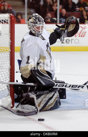 Sep 30, 2011 - Chicago, Illinois, USA - Pittsburgh Torwart Brent Johnson (1) blockt den Schuß während des NHL-Vorsaison-Spiels zwischen den Chicago Blackhawks und den Pittsburgh Penguins im United Center in Chicago, IL. Die Pinguine besiegten die Blackhawks 4-2. (Kredit-Bild: © John Rowland/Southcreek/ZUMAPRESS.com) Stockfoto