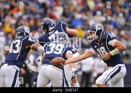 1. Oktober 2011 - East Hartford, Connecticut, übergibt US - UConn QB Johnny McEntee (18) aus UConn RB Lyle McCoombs (43) in der ersten Hälfte. Western Michigan führt UConn 17 - 7 bei Rentschler Field. (Bild Kredit: Geoff Bolte/Southcreek/ZUMAPRESS.com ©) Stockfoto