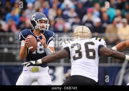 1. Oktober 2011 - East Hartford, Connecticut, USA - UConn QB Johnny McEntee (18) in der Tasche für den offenen Empfänger wartet. Western Michigan führt UConn 17 - 7 bei Rentschler Field. (Bild Kredit: Geoff Bolte/Southcreek/ZUMAPRESS.com ©) Stockfoto