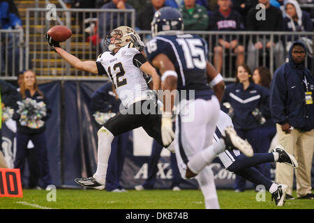 1. Oktober 2011 - East Hartford, Connecticut, USA - Western Michigan WR Robert Arnheim (12) macht eine Fingerspitze in der Nähe der 10 Yard-Linie greifen. Western Michigan führt UConn 17 - 7 bei Rentschler Field. (Bild Kredit: Geoff Bolte/Southcreek/ZUMAPRESS.com ©) Stockfoto