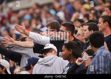 1. Oktober 2011 - East Hartford, Connecticut, USA - UConn Fans sind mit dem Aufruf auf dem Feld Rückruf UConn Touchdown enttäuscht. Western Michigan führt UConn 17 - 7 bei Rentschler Field. (Bild Kredit: Geoff Bolte/Southcreek/ZUMAPRESS.com ©) Stockfoto