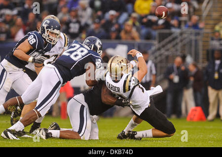 1. Oktober 2011 - East Hartford, Connecticut, USA - Western Michigan QB Alex Carder (14) den Ball wirft weg während in Angriff genommen. Karde hieß für vorsätzliche Erdung nach dem Spiel. Western Michigan führt UConn 17 - 7 bei Rentschler Field. (Bild Kredit: Geoff Bolte/Southcreek/ZUMAPRESS.com ©) Stockfoto