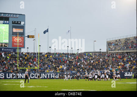 1. Oktober 2011 - macht East Hartford, Connecticut, USA - Western Michigan K John Potter (17) ein Fieldgoal mit 23 Sekunden in der ersten Hälfte. Western Michigan führt UConn 17 - 7 bei Rentschler Field. (Bild Kredit: Geoff Bolte/Southcreek/ZUMAPRESS.com ©) Stockfoto