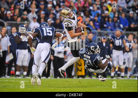 1. Oktober 2011 - ist East Hartford, Connecticut, USA - Western Michigan WR Robert Arnheim (12) von UConn CB Gary Wilburn (21) und S Jerome Junior (15) hochkant, nach dem Fang zu machen. UConn führt Westmichigan 24-17 bereits im vierten Quartal bei Rentschler Field. (Bild Kredit: Geoff Bolte/Southcreek/ZUMAPRESS.com ©) Stockfoto