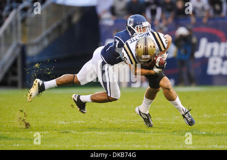 1. Oktober 2011 - East Hartford, Connecticut, versucht US - Western Michigan TE Blake Hammond (85), aus UConn CB Dwayne Gratz (7) vom Kampf gegen ihn zu erschüttern.  UConn führt Westmichigan 24-17 bereits im vierten Quartal bei Rentschler Field. (Bild Kredit: Geoff Bolte/Southcreek/ZUMAPRESS.com ©) Stockfoto