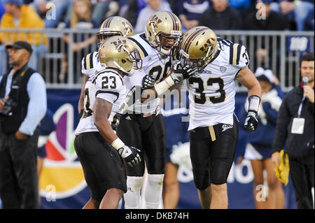 1. Oktober 2011 - East Hartford, Connecticut, USA - Western Michigan RB Aaron Winchester (23, l), SS Keith Dixon (28, C) und SS Justin Currie (33) feiern Currie des blockierten Fang.  UConn führt Westmichigan 24-17 bereits im vierten Quartal bei Rentschler Field. (Bild Kredit: Geoff Bolte/Southcreek/ZUMAPRESS.com ©) Stockfoto