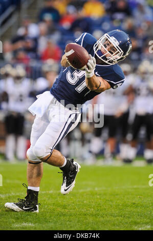 1. Oktober 2011 - East Hartford, Connecticut, USA - UConn WR Nick Williams (31) fängt gerade dem Punt nach dem Aufruf einer fairen fangen. UConn führt Westmichigan 24-17 bereits im vierten Quartal bei Rentschler Field. (Bild Kredit: Geoff Bolte/Southcreek/ZUMAPRESS.com ©) Stockfoto