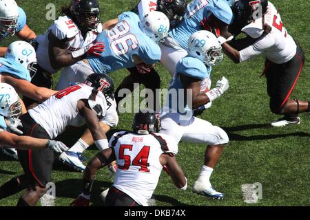 1. Oktober 2011 - Lawrence, Kansas, Vereinigte Staaten von Amerika - Kansas Jayhawks zurück James Sims (29) klettert für Birdie während der zweiten Hälfte Aktion ausgeführt. Texas Tech Niederlagen Kansas 45-34 im Spiel im Memorial Stadium in Lawrence, Ks. (Credit-Bild: © Jacob Paulsen/Southcreek/ZUMAPRESS.com) Stockfoto