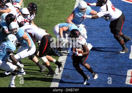 1. Oktober 2011 - Lawrence, Kansas, Vereinigte Staaten von Amerika - Texas Tech Red Raiders laufen wieder Kenny Williams (34) klettert eine Sicherheit während der zweiten Hälfte Aktion zu vermeiden. Texas Tech Niederlagen Kansas 45-34 im Spiel im Memorial Stadium in Lawrence, Ks. (Credit-Bild: © Jacob Paulsen/Southcreek/ZUMAPRESS.com) Stockfoto