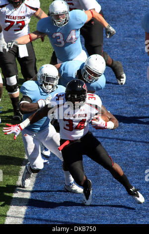 1. Oktober 2011 - Lawrence, Kansas, Vereinigte Staaten von Amerika - Texas Tech Red Raiders laufen wieder Kenny Williams (34) klettert eine Sicherheit während der zweiten Hälfte Aktion zu vermeiden. Texas Tech Niederlagen Kansas 45-34 im Spiel im Memorial Stadium in Lawrence, Ks. (Credit-Bild: © Jacob Paulsen/Southcreek/ZUMAPRESS.com) Stockfoto