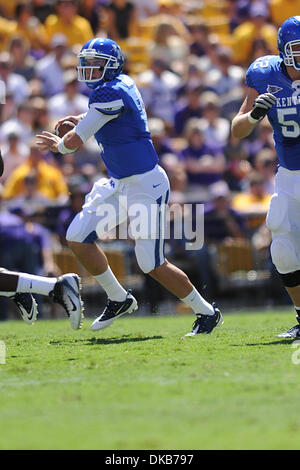 Kentucky Wildcats quarterback Maxwell Smith (11) sieht in der div. 1 NCAA Football-Spiel zwischen der LSU Tigers und die Kentucky Wildcats im Tiger Stadium in Baton Rouge, Louisiana übergeben  LSU gewann 35-7. (Kredit-Bild: © Donald Page/Southcreek/ZUMAPRESS.com) Stockfoto