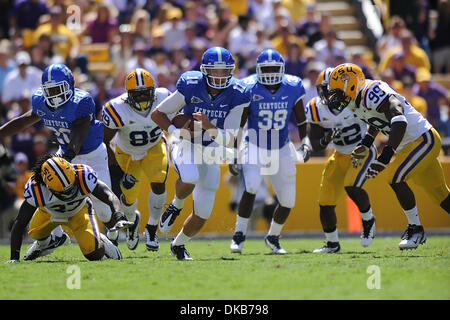 Kentucky Wildcats quarterback Maxwell Smith (11) läuft mit dem Ball in der div. 1 NCAA Football-Spiel zwischen der LSU Tigers und die Kentucky Wildcats im Tiger Stadium in Baton Rouge, Louisiana  LSU gewann 35-7. (Kredit-Bild: © Donald Page/Southcreek/ZUMAPRESS.com) Stockfoto