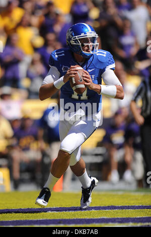 Kentucky Wildcats quarterback Maxwell Smith (11) sieht übergeben aus der LSU Endzone in div. 1 NCAA Football-Spiel zwischen der LSU Tigers und die Kentucky Wildcats im Tiger Stadium in Baton Rouge, Louisiana  LSU gewann 35-7. (Kredit-Bild: © Donald Page/Southcreek/ZUMAPRESS.com) Stockfoto