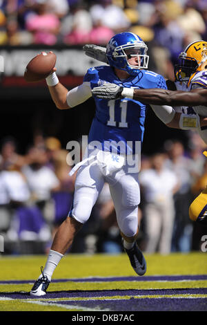 Kentucky Wildcats quarterback Maxwell Smith (11) sieht übergeben aus der LSU Endzone in div. 1 NCAA Football-Spiel zwischen der LSU Tigers und die Kentucky Wildcats im Tiger Stadium in Baton Rouge, Louisiana  LSU gewann 35-7. (Kredit-Bild: © Donald Page/Southcreek/ZUMAPRESS.com) Stockfoto