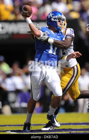 Kentucky Wildcats quarterback Maxwell Smith (11) sieht übergeben aus der LSU Endzone in div. 1 NCAA Football-Spiel zwischen der LSU Tigers und die Kentucky Wildcats im Tiger Stadium in Baton Rouge, Louisiana  LSU gewann 35-7. (Kredit-Bild: © Donald Page/Southcreek/ZUMAPRESS.com) Stockfoto