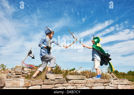 Zwei jungen im Kostüm-Spiel Kampf mit Stöcken, Eggergrund, Schweden Stockfoto