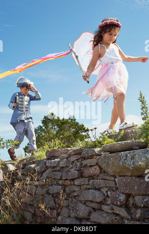 Jungen und Mädchen verkleidet als Piraten und Fee, Eggergrund, Schweden Stockfoto