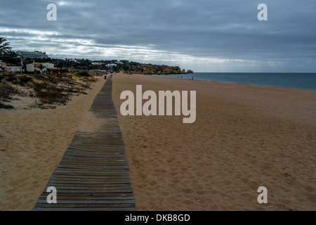 An Bord gehen an einem leeren Strand Stockfoto