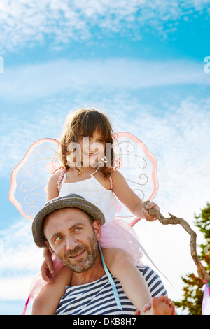 Vater mit Tochter auf Schultern, Eggergrund, Schweden