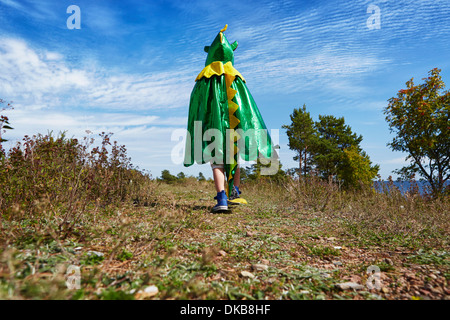 Jungen tragen grüne Kap entlang Rasen, Eggergrund, Schweden Stockfoto