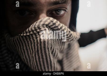 Close-up Hoodie mit Schal um sein Gesicht Stockfoto