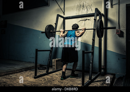 Gewichtheber in dunklen Turnhalle Stockfoto