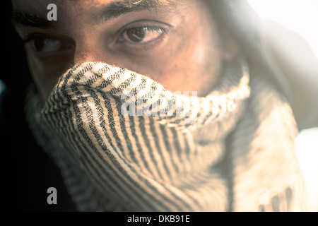 Close-up Hoodie mit Schal um sein Gesicht Stockfoto