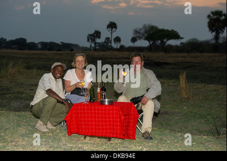 Sundowner-drinks in den Busch, Katavi-Nationalpark, Tansania Stockfoto