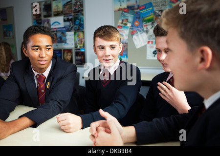 Schüler, die Ideen in der Klasse zu diskutieren Stockfoto