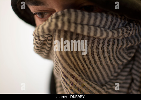 Close-up Hoodie mit Schal um sein Gesicht Stockfoto