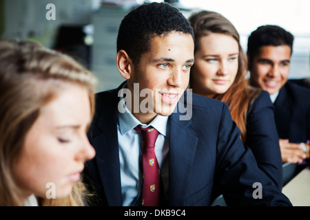 Teenager Schüler sitzen am Schreibtisch Stockfoto